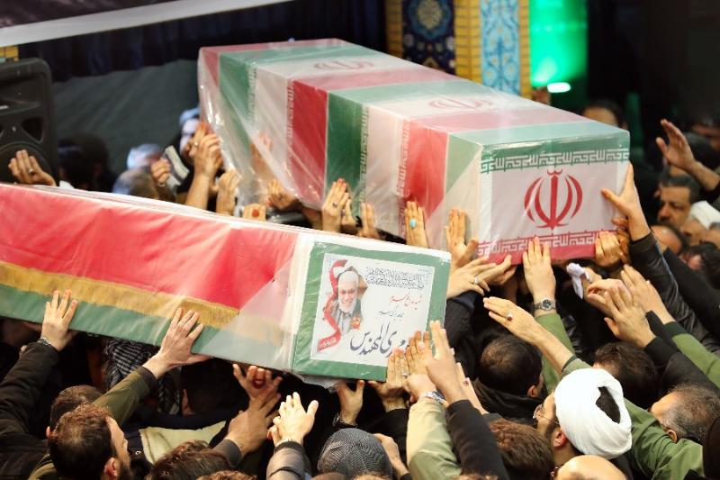 اقامه نماز بر پیکر شهید سپهبد قاسم سلیمانی و یاران مجاهد او