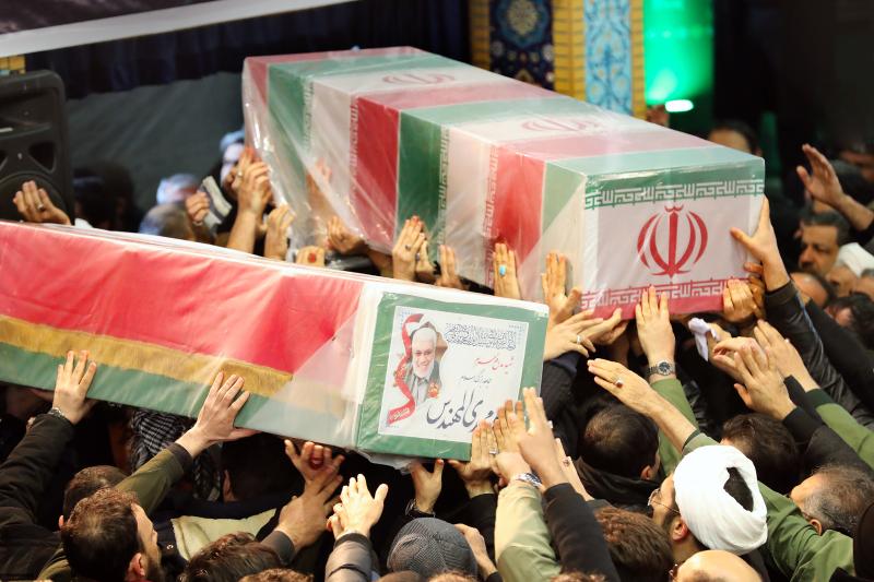 اقامه نماز بر پیکر شهید سپهبد قاسم سلیمانی و یاران مجاهد او